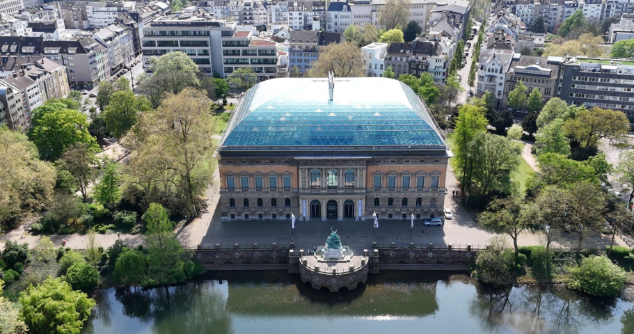 Drohnenaufnahme des K21 Ständehaus in Düsseldorf mit Blick auf das gläserne Dach und die umliegende Innenstadt.